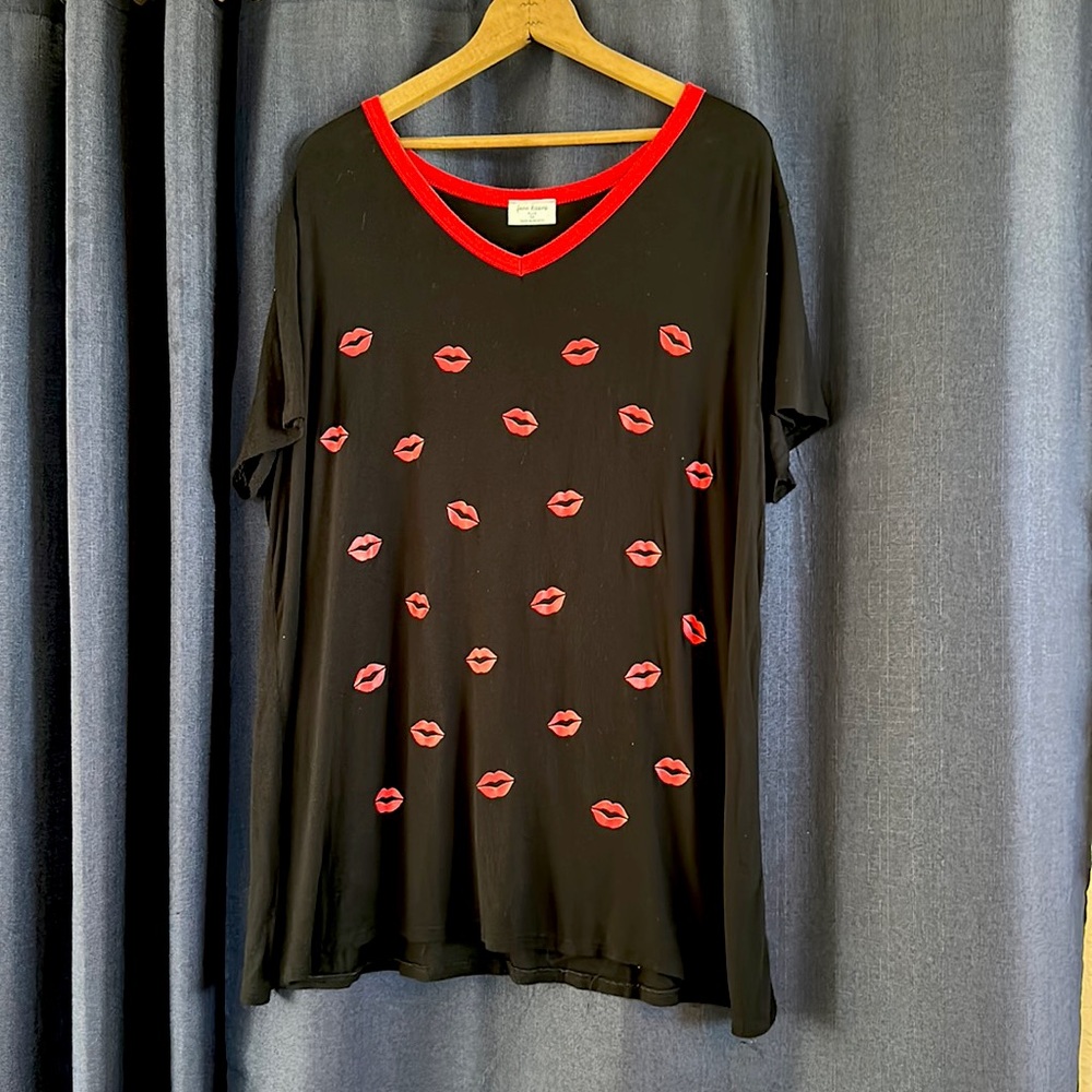 3X Women’s Free Kisses lips plus A-line t-shirt like Torrid love Valentine’s Day
